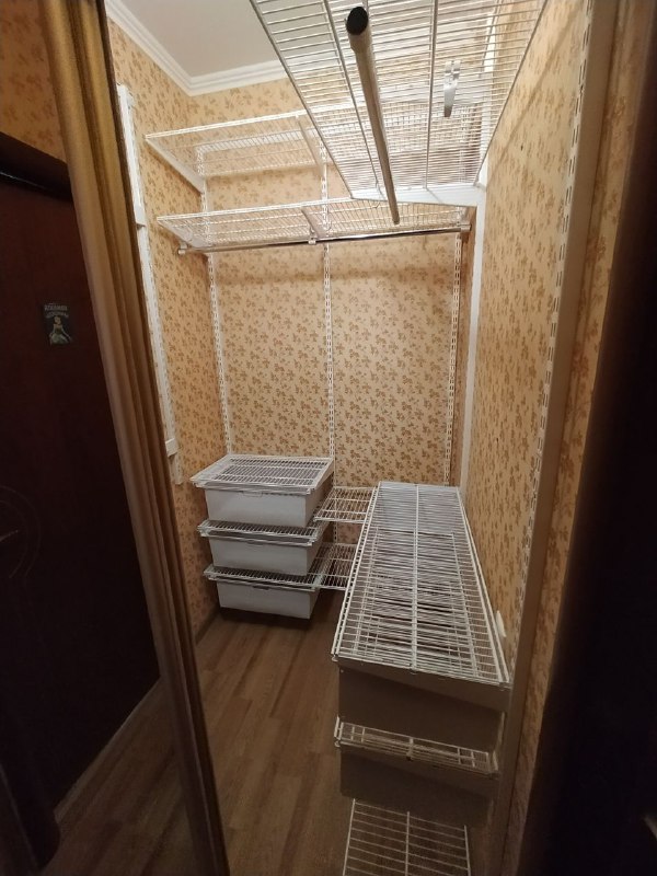 Белая П-образная гардеробная с выдвижными корзинами, ~1,4×2,1 м, фото 2