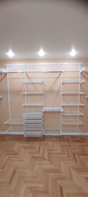Белая П-образная гардеробная с выдвижными корзинами, ~3×2,7 м, фото 2