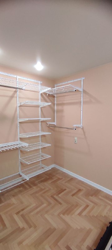 Белая П-образная гардеробная с выдвижными корзинами, ~3×2,7 м, фото 3