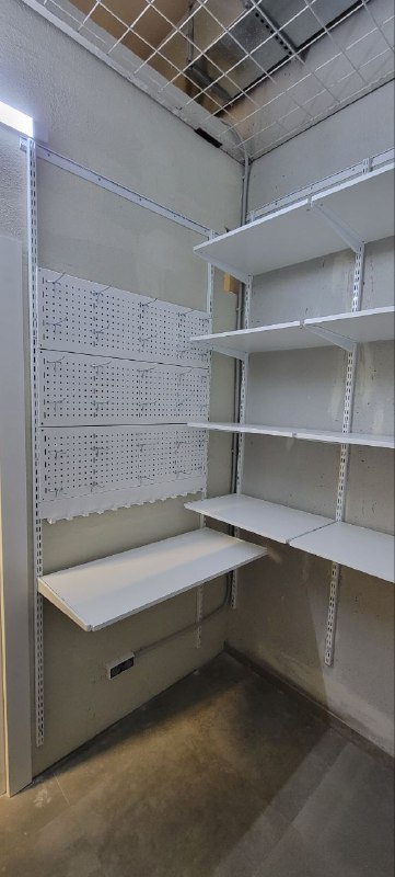 Белая П-образная гардеробная с выдвижными корзинами, ~2,7×1,8 м, фото 3