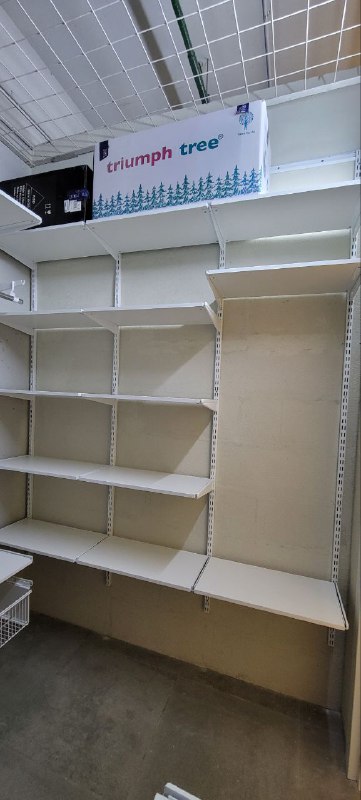 Белая П-образная гардеробная с выдвижными корзинами, ~2,7×1,8 м, фото 4