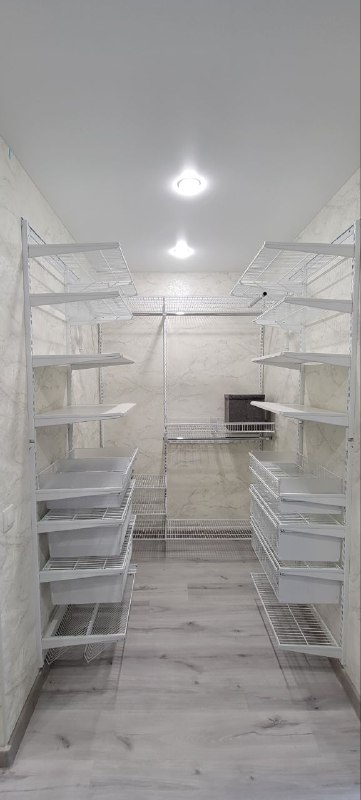 Белая П-образная гардеробная с выдвижными корзинами, ~1,8×2,5 м, фото 1