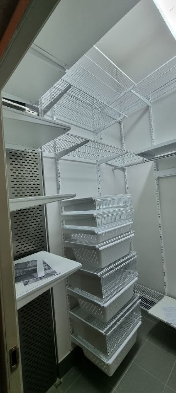 Белая П-образная гардеробная с выдвижными корзинами, ~1,8×2 м, фото 1