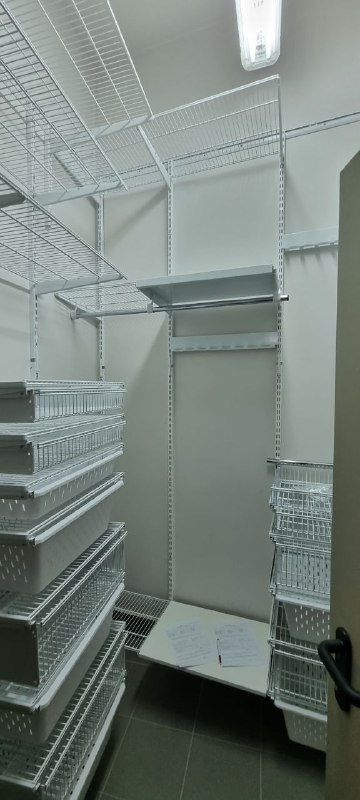 Белая П-образная гардеробная с выдвижными корзинами, ~1,8×2 м, фото 2