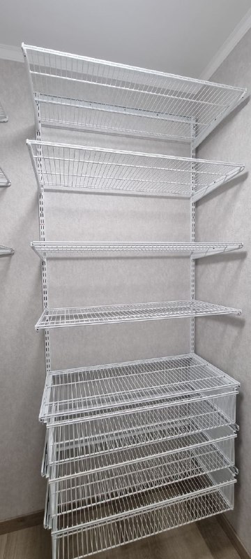 Белая П-образная гардеробная с выдвижными корзинами, ~1,8×1,5 м, фото 2