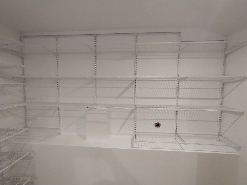 Белая П-образная гардеробная с выдвижными корзинами, ~2,7×2,1 м, фото 1