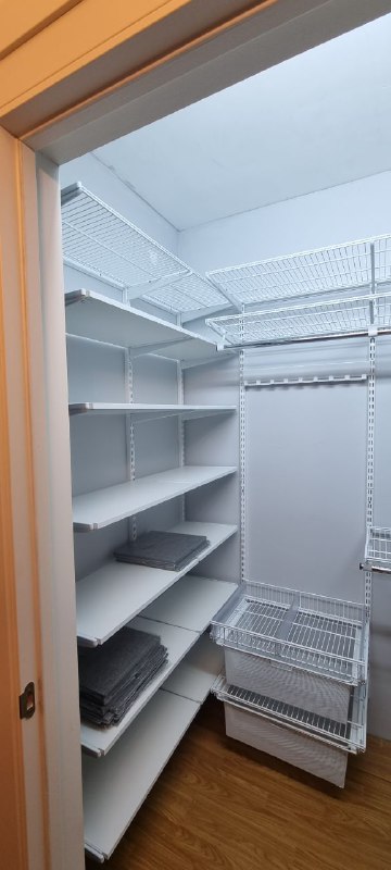 Белая П-образная гардеробная с выдвижными корзинами, ~1,5×2,1 м, фото 1