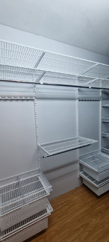 Белая П-образная гардеробная с выдвижными корзинами, ~1,5×2,1 м, фото 2