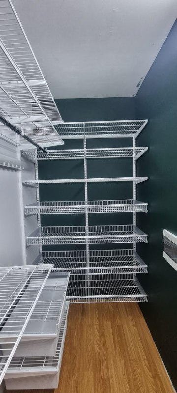Белая П-образная гардеробная с выдвижными корзинами, ~1,5×2,1 м, фото 3