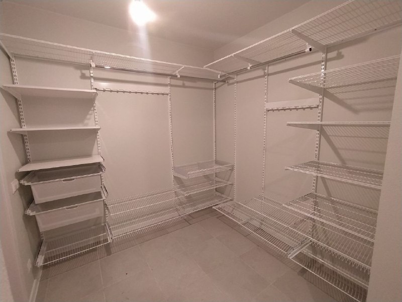 Белая П-образная гардеробная с выдвижными корзинами, ~2,4×1,8 м, фото 1