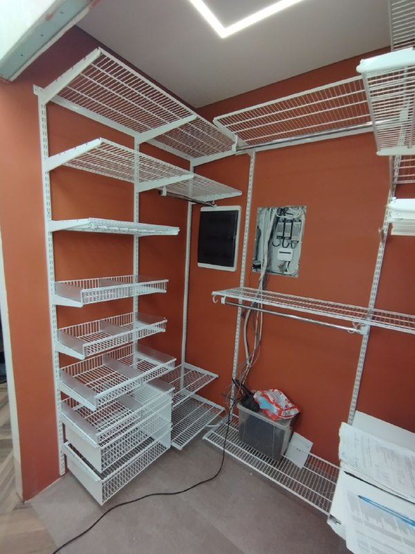 Белая П-образная гардеробная с выдвижными корзинами, ~2,4×1,8 м, фото 3