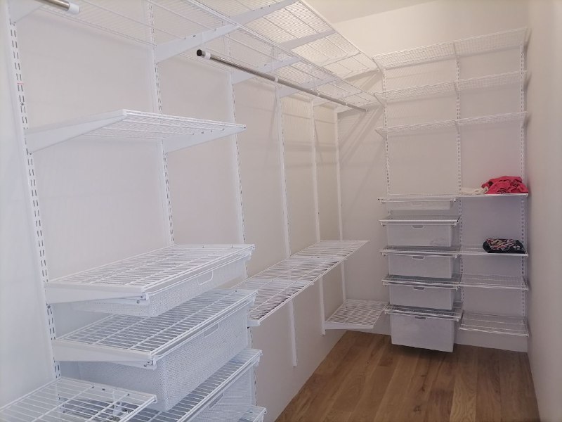 Белая П-образная гардеробная с выдвижными корзинами, ~2×2,4 м, фото 2