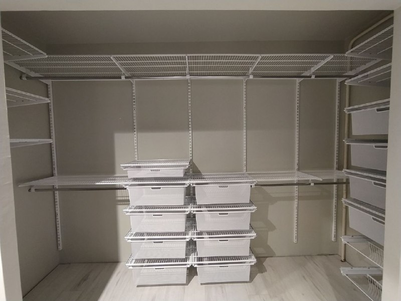 Белая П-образная гардеробная с выдвижными корзинами, ~3×2 м, фото 2