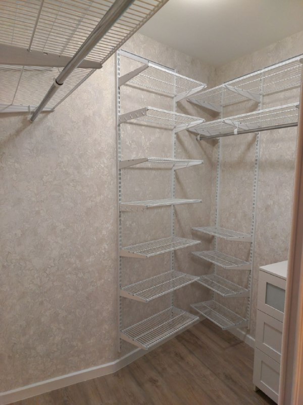 Белая П-образная гардеробная с выдвижными корзинами, ~1,5×2 м, фото 2