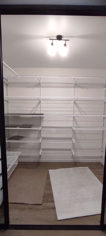 Белая П-образная гардеробная с выдвижными корзинами и дверями-купе, ~2,7×1,8 м, фото 2