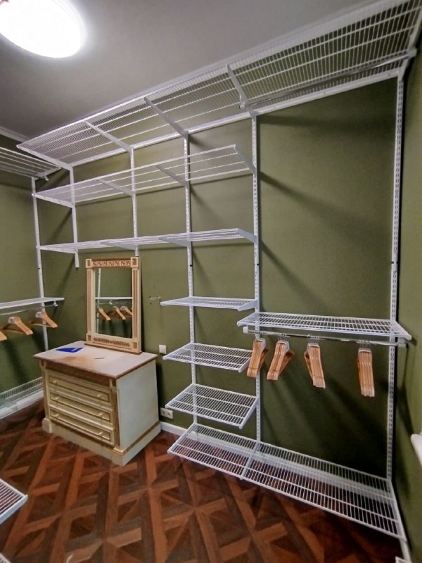 Белая П-образная гардеробная с зеркалом, ~1,8×2,6 м, фото 2