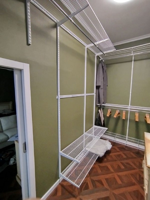 Белая П-образная гардеробная с зеркалом, ~1,8×2,6 м, фото 4