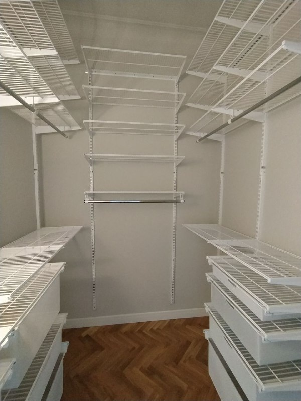 Белая П-образная гардеробная с зеркалом, ~2,7×2,2 м, фото 1