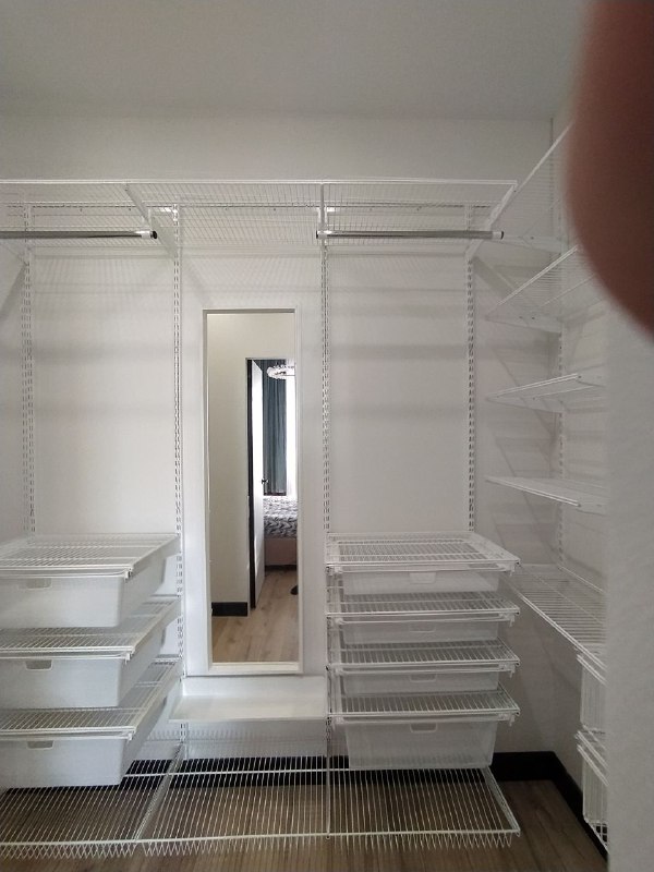 Белая П-образная гардеробная с зеркалом, ~1,8×2,4 м, фото 3