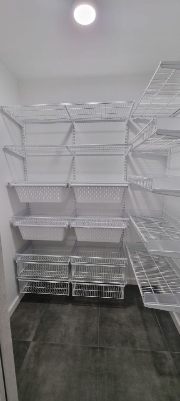 Белая П-образная кладовка с выдвижными корзинами, ~2,1×2,4 м, фото 1