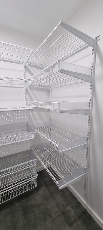 Белая П-образная кладовка с выдвижными корзинами, ~2,1×2,4 м, фото 2