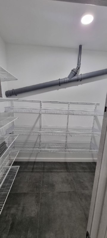 Белая П-образная кладовка с выдвижными корзинами, ~2,1×2,4 м, фото 3