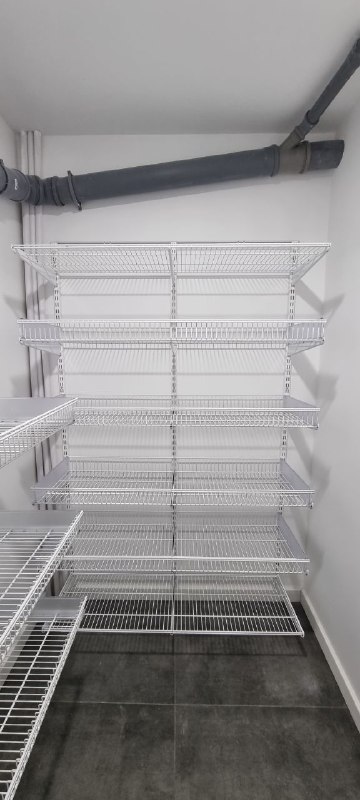 Белая П-образная кладовка с выдвижными корзинами, ~2,1×2,4 м, фото 5