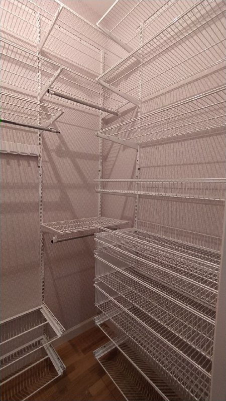 Белая П-образная постирочная с выдвижными корзинами, ~1,8×1,5 м, фото 1
