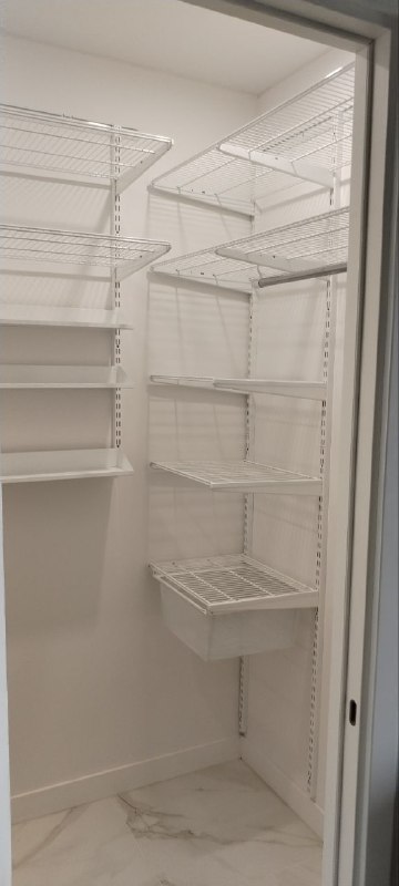 Белая П-образная постирочная с выдвижными корзинами, ~1,8×1,3 м, фото 2