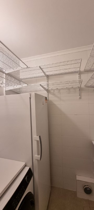 Белая П-образная постирочная с выдвижными корзинами, ~2,4×1,8 м, фото 1