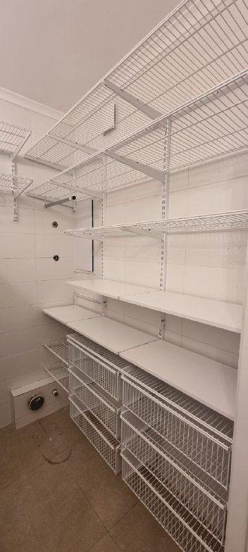 Белая П-образная постирочная с выдвижными корзинами, ~2,4×1,8 м, фото 3
