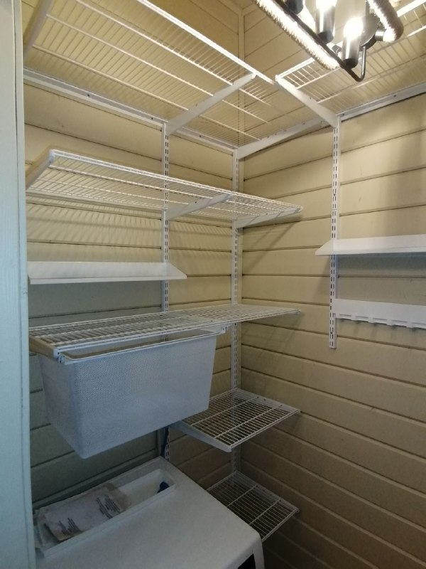 Белая П-образная постирочная с выдвижными корзинами, ~2,4×1,8 м, фото 2