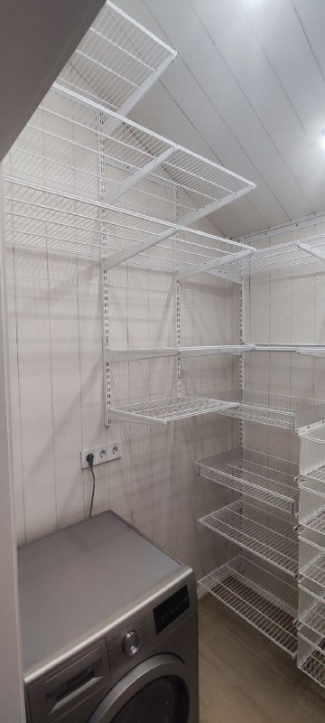 Белая П-образная постирочная с выдвижными корзинами, ~2,7×2 м, фото 1