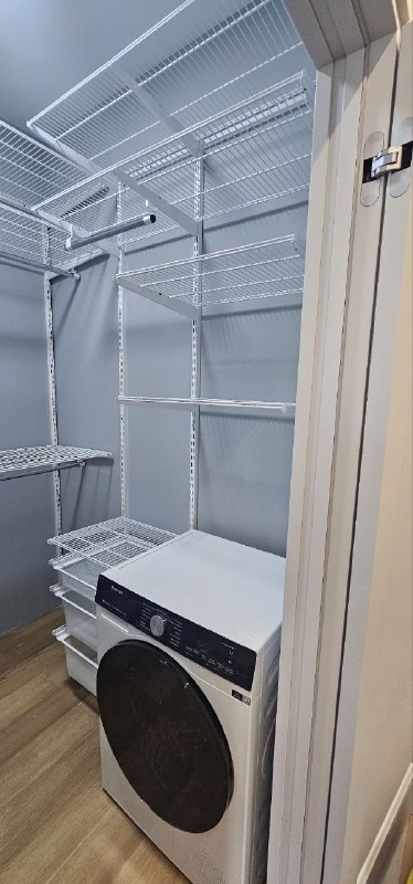 Белая П-образная постирочная с выдвижными корзинами, ~1,7×1,9 м, фото 1