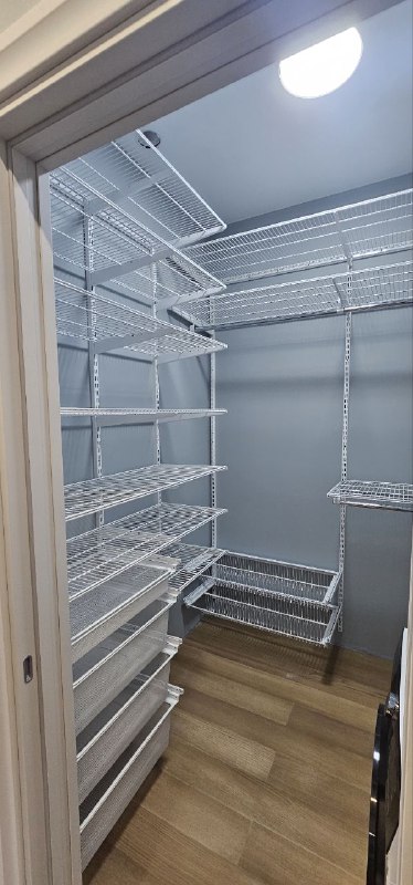 Белая П-образная постирочная с выдвижными корзинами, ~1,7×1,9 м, фото 2
