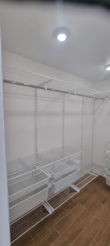 Белая П-образная постирочная с выдвижными корзинами, ~2,1×2,5 м, фото 6
