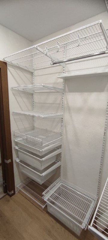 Белая П-образная постирочная с выдвижными корзинами, ~1,8×2,3 м, фото 1