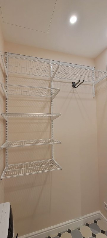 Белая П-образная постирочная с выдвижными корзинами, ~1,2×2 м, фото 2