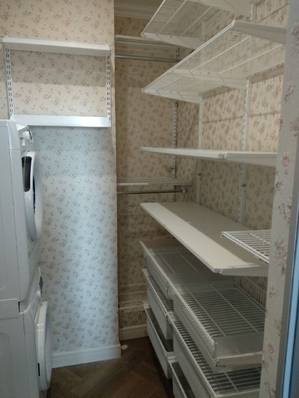 Белая П-образная постирочная с выдвижными корзинами, ~1,8×1,2 м, фото 1