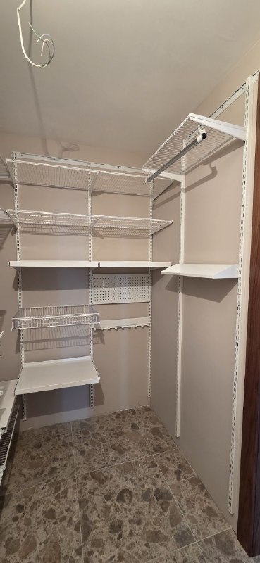 Белая П-образная постирочная с выдвижными корзинами, ~1,8×2,4 м, фото 1