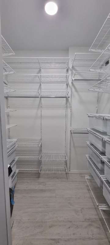 Белая П-образная постирочная с выдвижными корзинами, ~1,8×2,4 м, фото 1