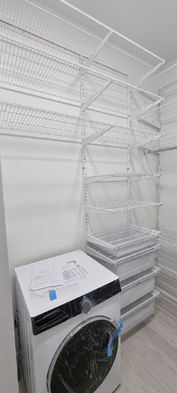 Белая П-образная постирочная с выдвижными корзинами, ~1,8×2,4 м, фото 2
