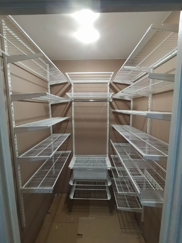 Белая П-образная постирочная с выдвижными корзинами, ~1,5×2 м, фото 1