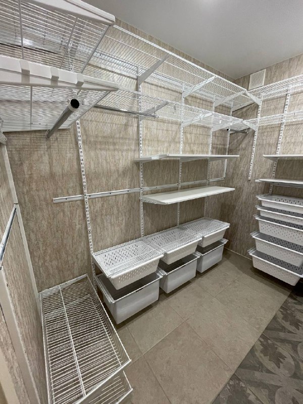 Белая П-образная постирочная с выдвижными корзинами, ~2,7×2,1 м, фото 1