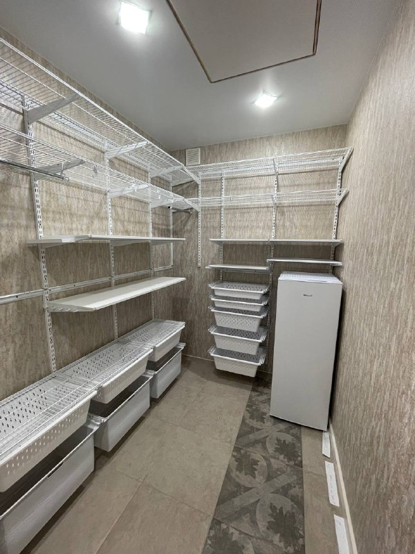 Белая П-образная постирочная с выдвижными корзинами, ~2,7×2,1 м, фото 2