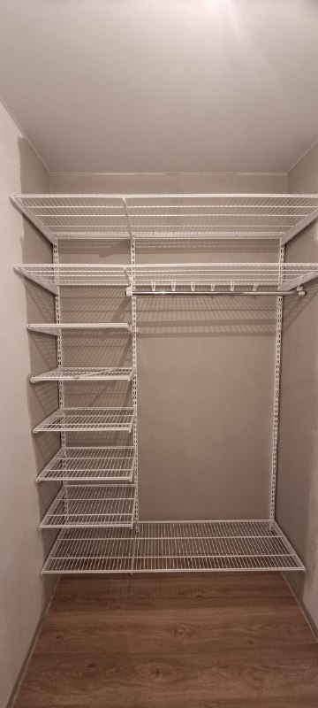 Белая прямая гардеробная, ~1,5×1,5 м, фото 1