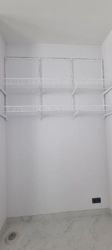 Белая прямая гардеробная, ~1,8×0,9 м, фото 1