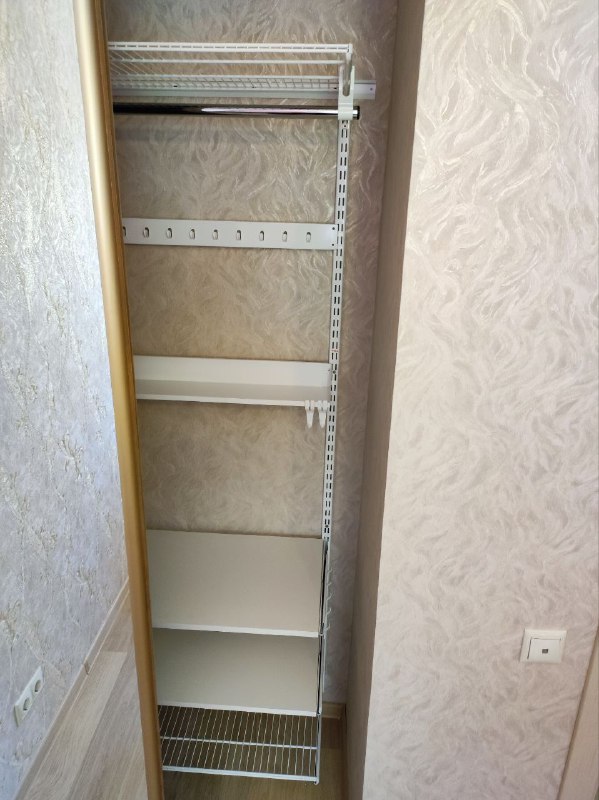 Белая прямая гардеробная, ~0,9×0,8 м, фото 1