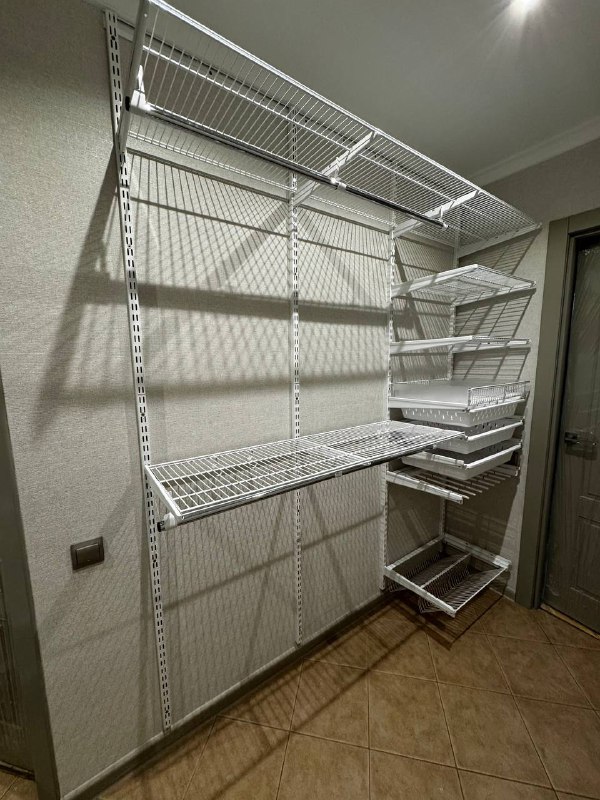 Белая прямая гардеробная с брючницей, ~2×1,4 м, фото 1