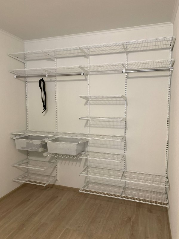 Белая прямая гардеробная с брючницей, ~2,9×2,3 м, фото 1